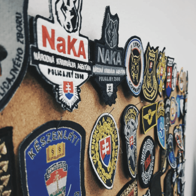 policajné nášivky