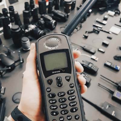 satelitný telefón a technika súkromného detektíva